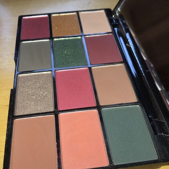 NYX EARTH Eyeshadow Palette - Picture 4 of 5
